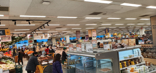 신종 코로나 바이러스 감염증 영향에 오프라인 유통업체들의 실적 악화가 전망되고 있다. 사진은 지난 주말 한 대형마트 전경.  <김아름 기자>